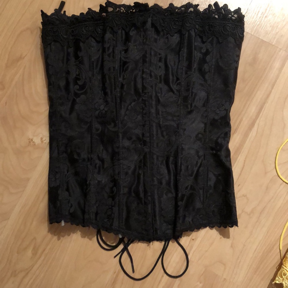 Three corsets - Picture 2 of 7